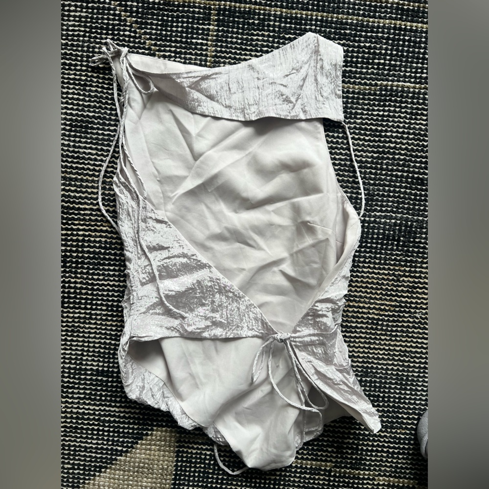 SIR. Moda Operandi Exclusive Silver Ligera Open Back Top & Crinkle Satin Skirt - Picture 15 of 16